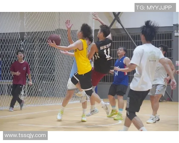 篮球世界的激情碰撞：探秘球场背后的故事与运动员成长之路