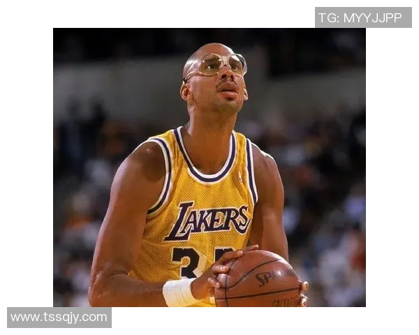 篮球巨星的崛起与挑战：从训练场到巅峰赛场的奋斗历程