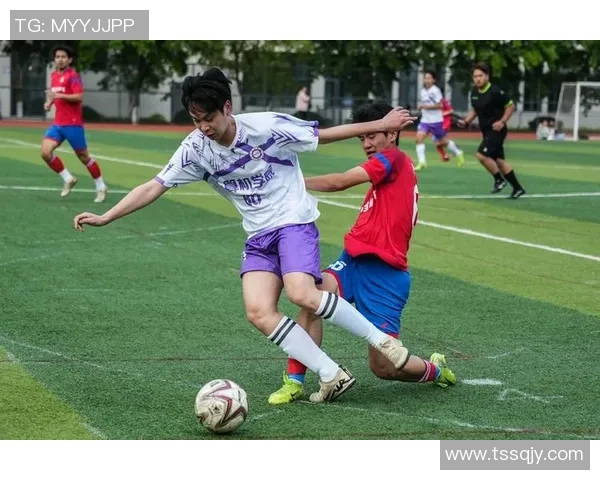 绿茵逐梦热血燃烧青春激情谱写足球荣耀篇章