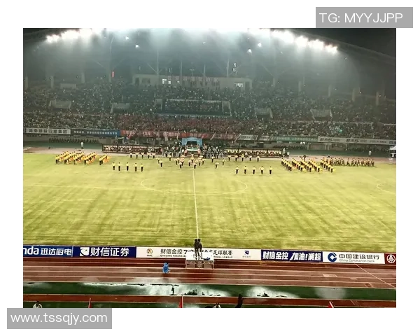 足球明星引领潮流魅力全开 揭秘他们场上场下的传奇故事与成长历程